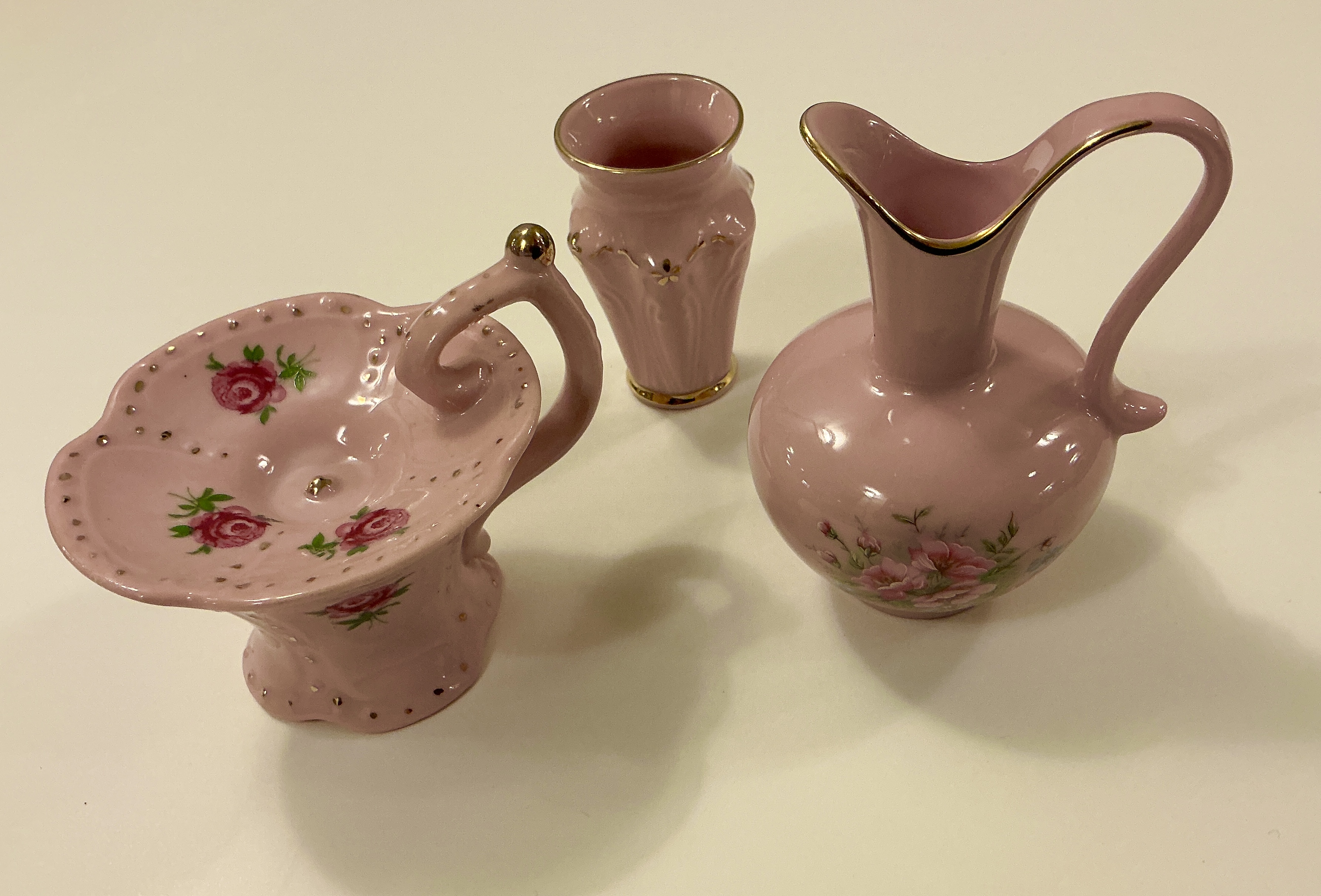 Zlatem zdoben&yacute; růžov&yacute; porcel&aacute;n - nesourod&eacute; prvky