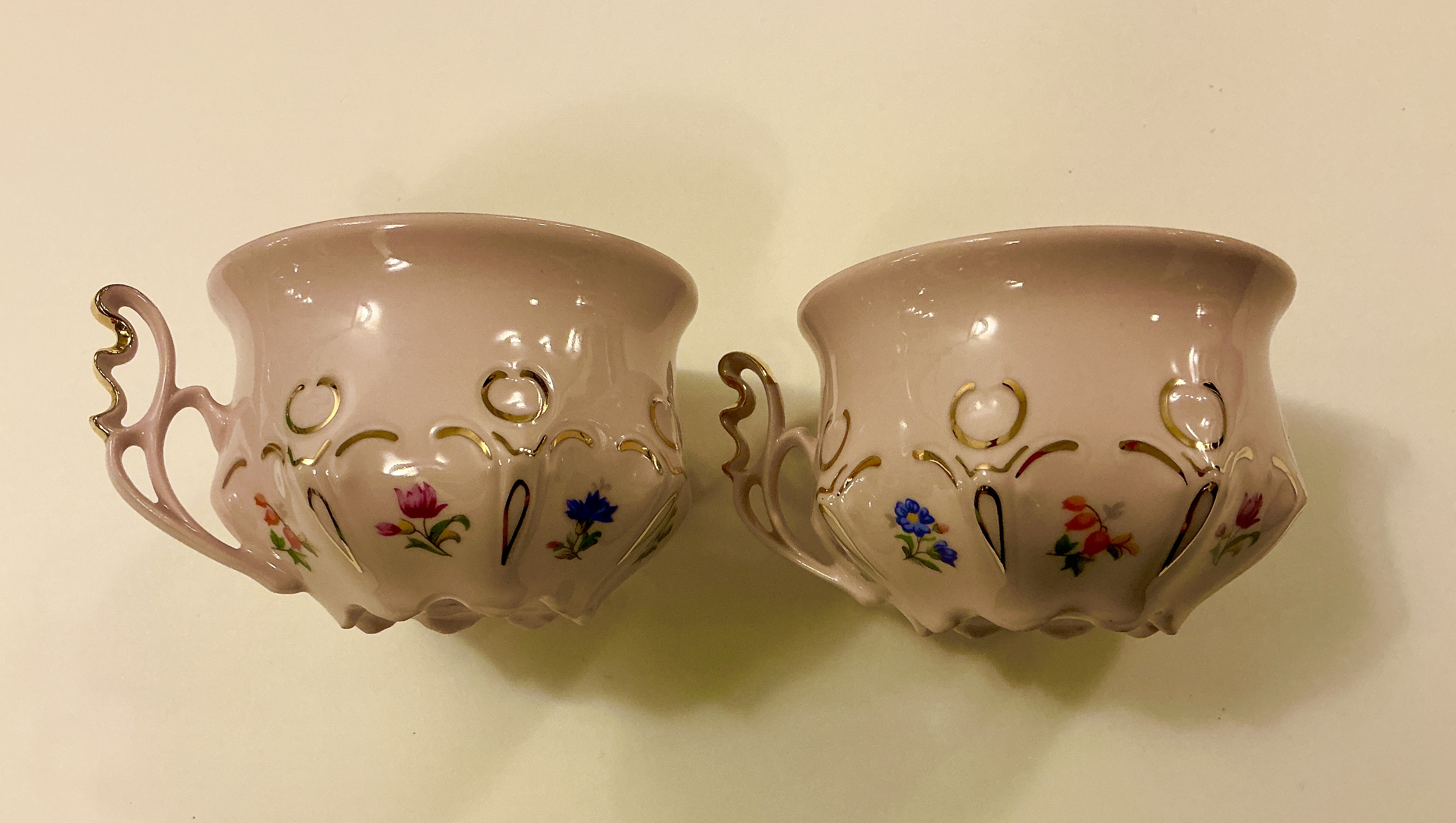Dva samostatn&eacute; hrnky - růžov&yacute; porcel&aacute;n 1947