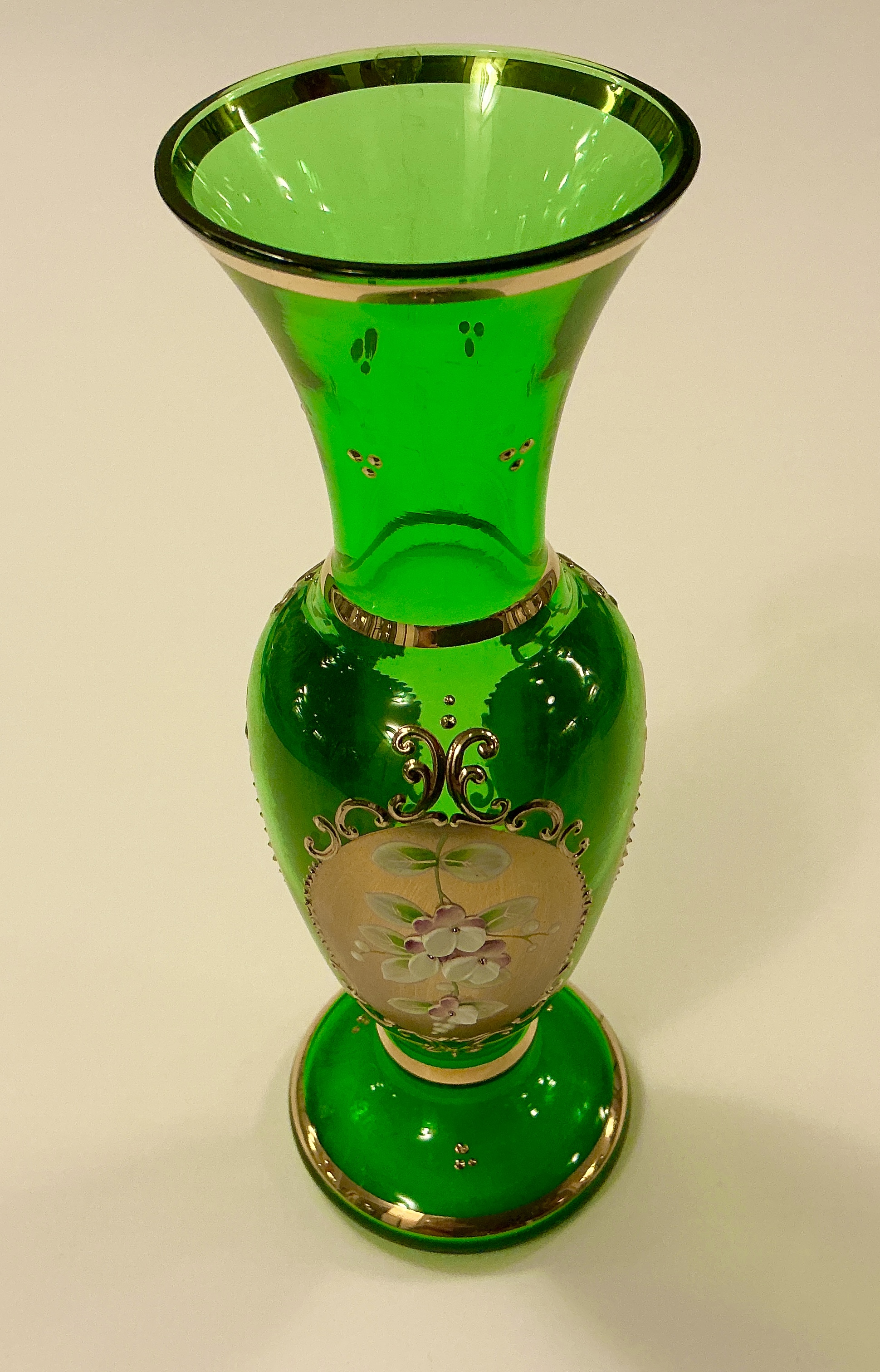 Vz&aacute;cn&aacute; v&aacute;za ze zelen&eacute;ho skla zdobena zlatem